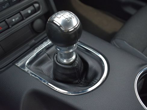 Used 2015 Ford Mustang Coupe RWD image 27
