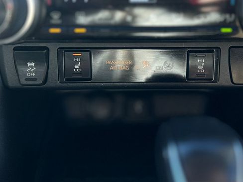 Used 2022 Toyota RAV4 XLE Premium image 17