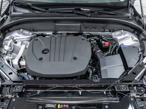 New 2026 Volvo XC60 B5 Plus w/ Climate Package image 9