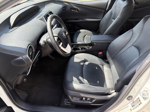 Used 2017 Toyota Prius Four FWD image 18