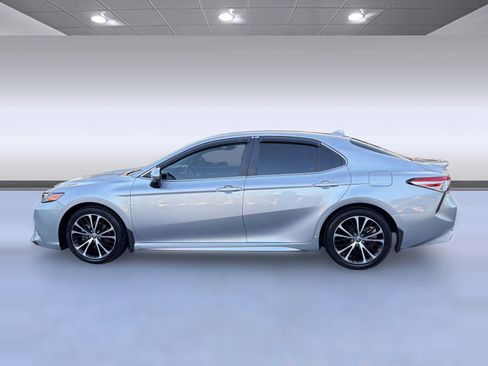 Used 2020 Toyota Camry SE image 2