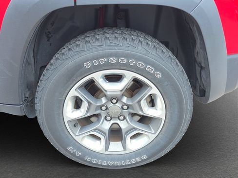 Used 2019 Jeep Cherokee Trailhawk AWD/4WD image 5
