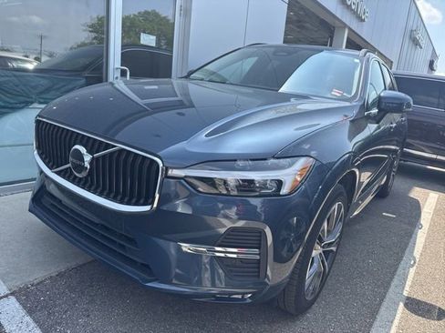 Used 2022 Volvo XC60 B5 Momentum w/ Climate Package AWD/4WD image 1