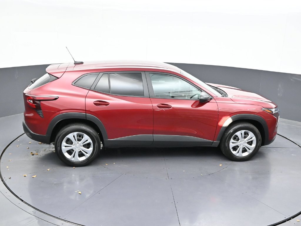 Used 2025 Chevrolet Trax LS FWD image 17