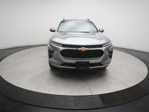 Used 2024 Chevrolet Trax LT w/ Driver Confidence Package FWD image 2