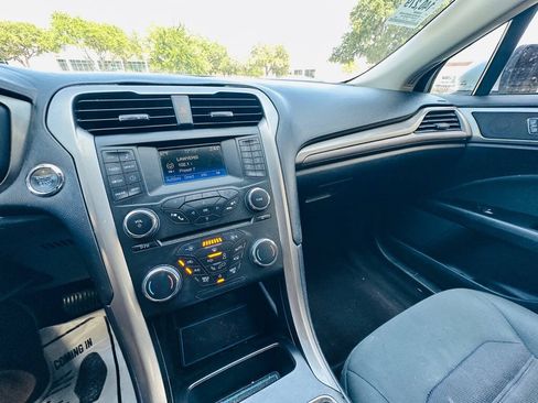 Used 2017 Ford Fusion SE FWD image 27