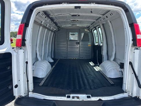 Used 2017 Chevrolet Express 2500 image 24