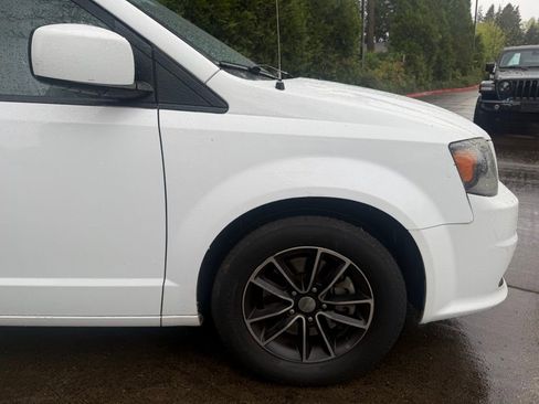 Used 2018 Dodge Grand Caravan GT image 3