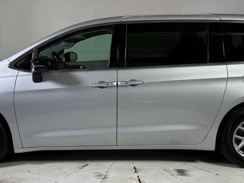 Certified 2024 Chrysler Pacifica Touring-L image 4