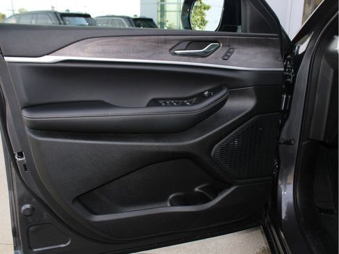 New 2025 Jeep Grand Cherokee Limited w/ Black Appearance Package image 9