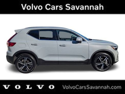 Certified 2025 Volvo XC40 B5 Core image 3