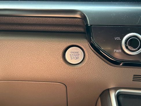 Used 2025 Kia Carnival LXS FWD image 29