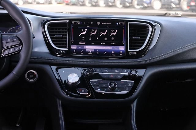 Used 2025 Chrysler Pacifica Limited FWD image 28