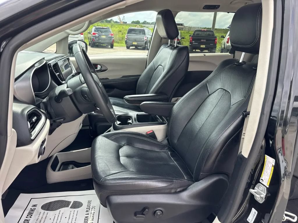 Used 2022 Chrysler Pacifica Touring-L FWD image 17