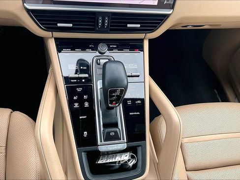 Used 2023 Porsche Cayenne AWD/4WD image 23
