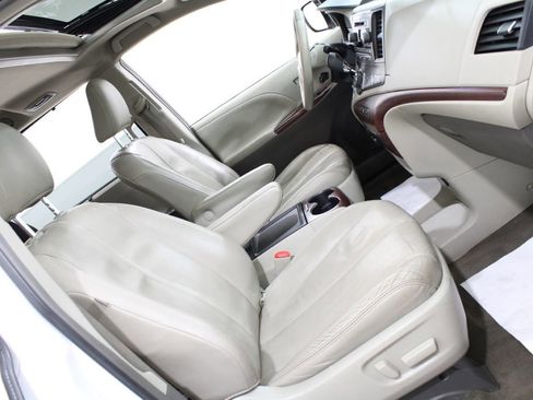 Used 2013 Toyota Sienna XLE image 21