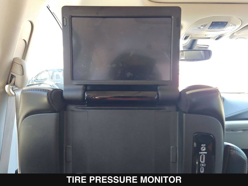 Used 2023 Chrysler Pacifica Limited w/ Uconnect Theater Family Group FWD image 37
