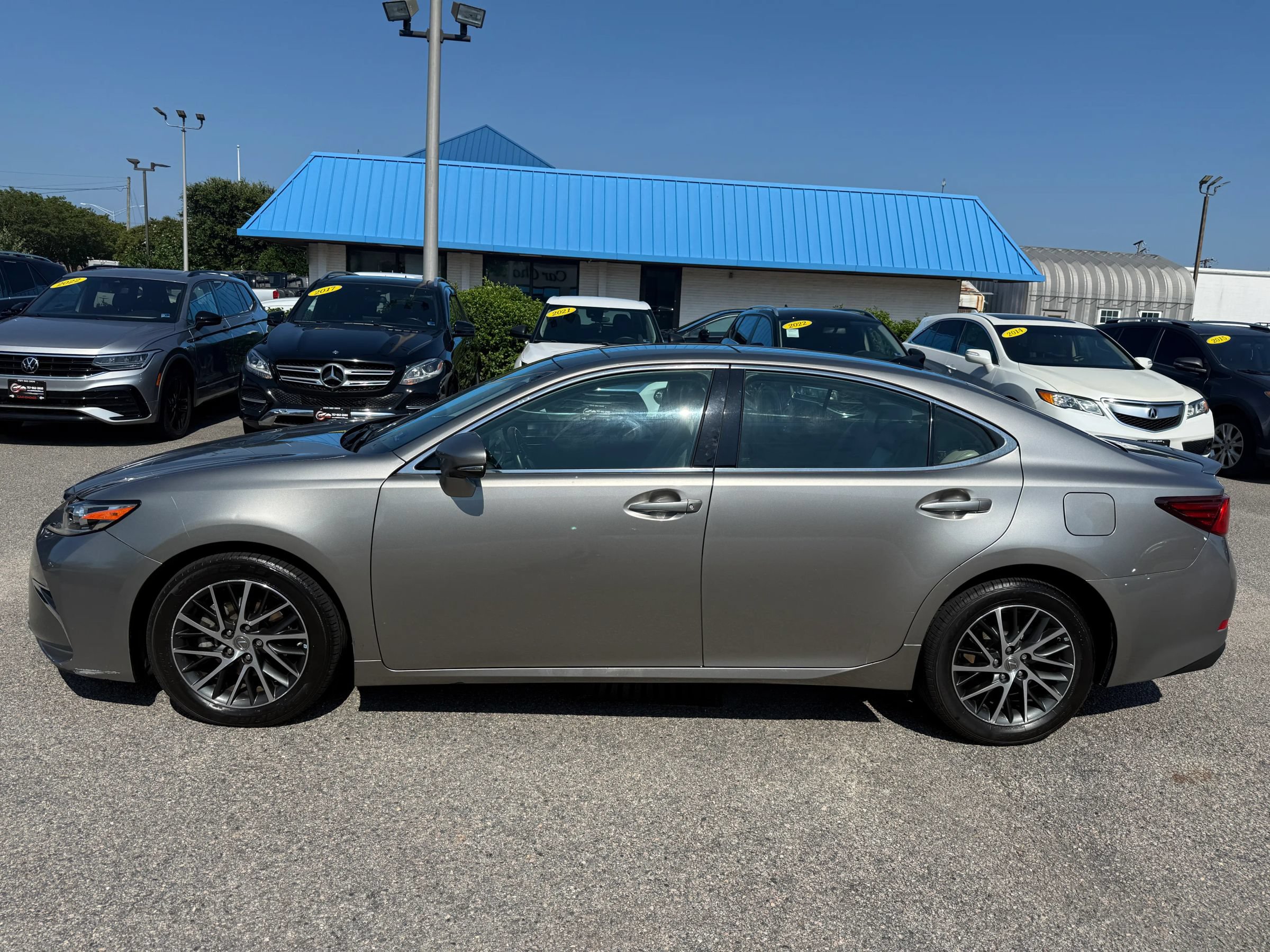 Used 2017 Lexus ES 350 w/ Luxury Package FWD image 3