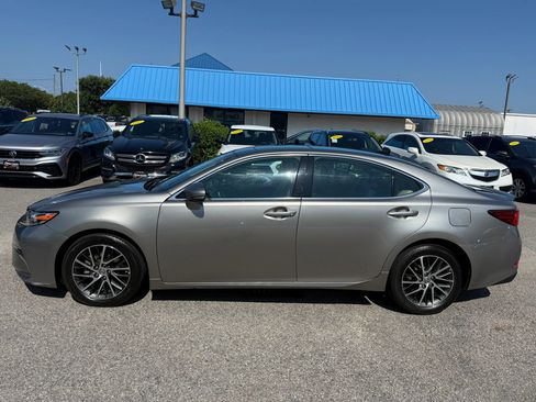 Used 2017 Lexus ES 350 w/ Luxury Package FWD image 3