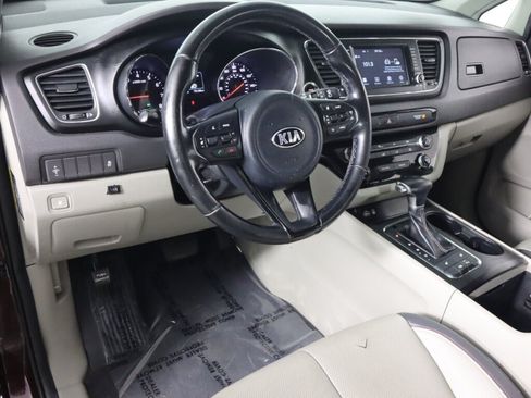 Used 2017 Kia Sedona LX w/ LX Essentials Premium Package FWD image 9