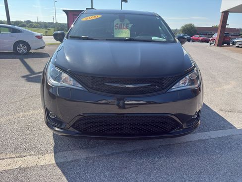 Used 2020 Chrysler Pacifica Touring w/ S Appearance Package FWD image 2