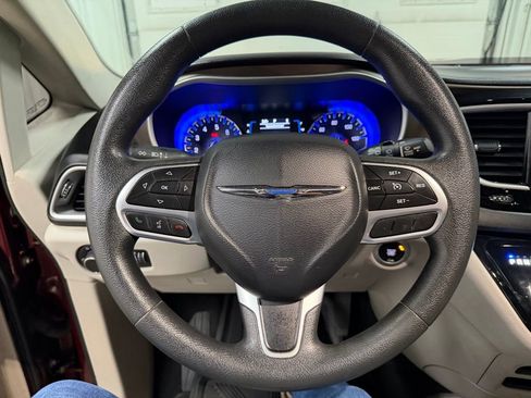 Used 2017 Chrysler Pacifica Touring image 35