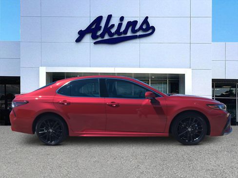 Used 2022 Toyota Camry XSE FWD image 1