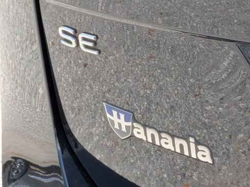 Used 2023 Volkswagen Tiguan SE w/ Panoramic Sunroof Package image 11