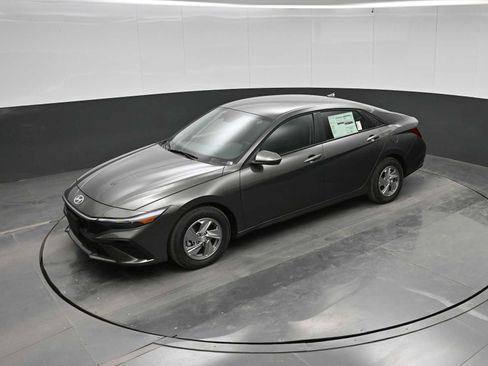 New 2026 Hyundai Elantra SE FWD image 25