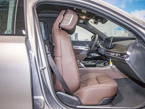 Used 2025 BMW 760i xDrive w/ Premium Package image 22