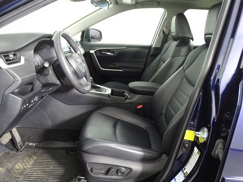 Used 2022 Toyota RAV4 XLE Premium image 10