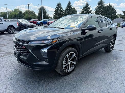 Used 2024 Chevrolet Trax RS FWD image 2