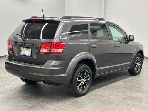 Used 2018 Dodge Journey SE w/ Connectivity Group FWD image 2