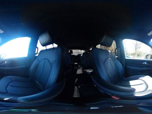 Used 2025 Chrysler Pacifica Select image 43