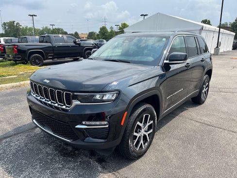 Used 2024 Jeep Grand Cherokee Limited AWD/4WD image 3