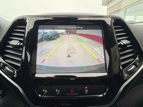 Used 2021 Jeep Cherokee Limited image 17