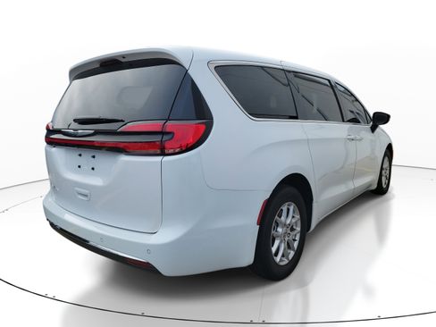 Used 2024 Chrysler Pacifica Touring-L image 5