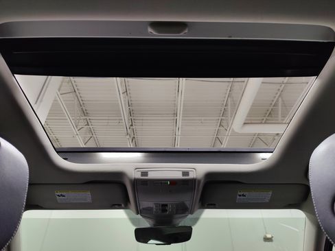 Used 2024 Volkswagen Jetta SE w/ Panoramic Sunroof Package image 6