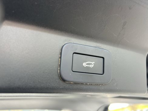 Certified 2025 Jaguar F-PACE R-Dynamic S image 36