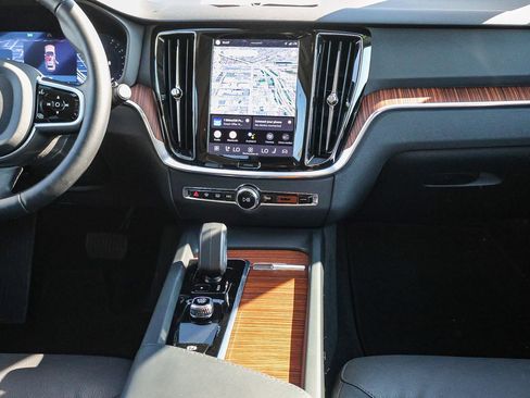 Used 2025 Volvo V60 B5 Cross Country Plus image 22