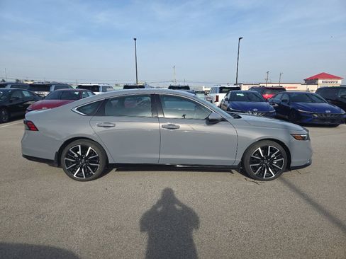 Used 2023 Honda Accord Touring image 2
