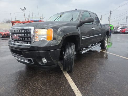 Used 2014 GMC Sierra 2500 Denali w/ Suspension Package, Off-Road image 3