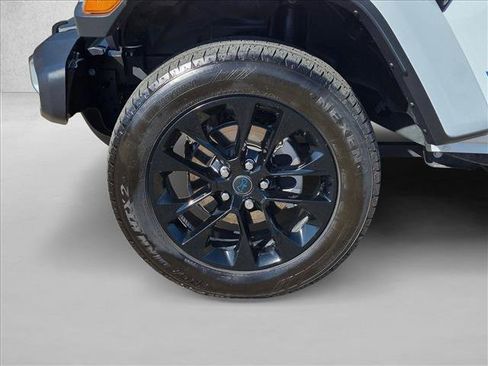Used 2025 Jeep Wrangler Unlimited Sahara w/ Safety Group AWD/4WD image 9