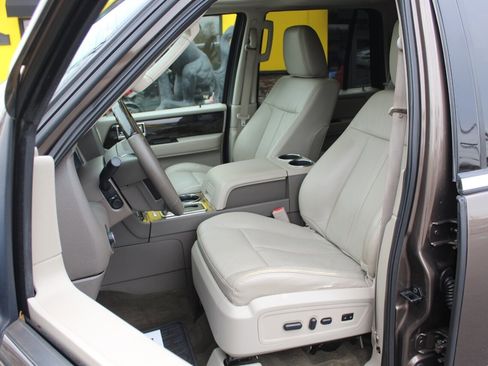 Used 2015 Lincoln Navigator 4WD image 13