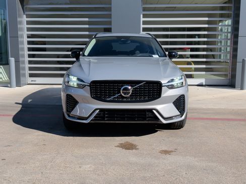 Used 2025 Volvo XC60 B5 Plus image 3