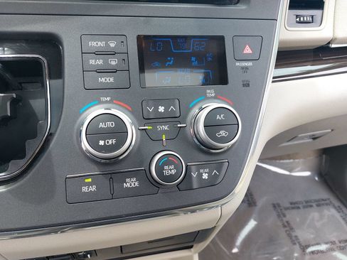 Used 2018 Toyota Sienna XLE Premium FWD image 23