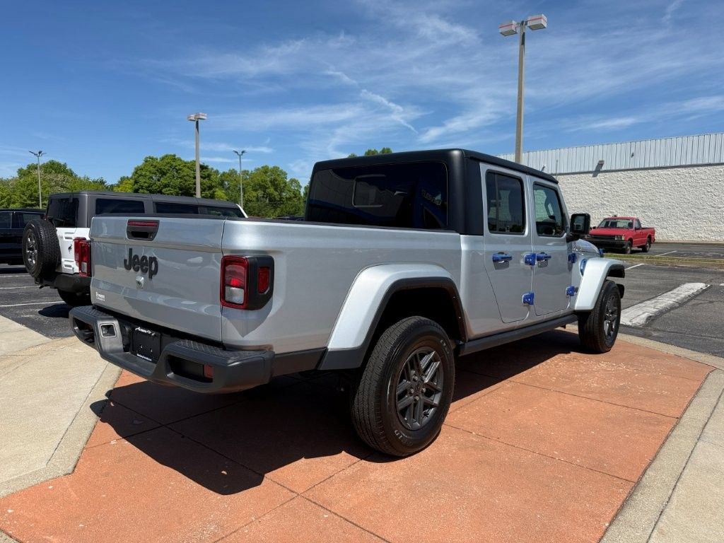 Used 2024 Jeep Gladiator Sport AWD/4WD image 7