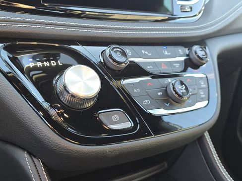 New 2026 Chrysler Pacifica Limited image 31