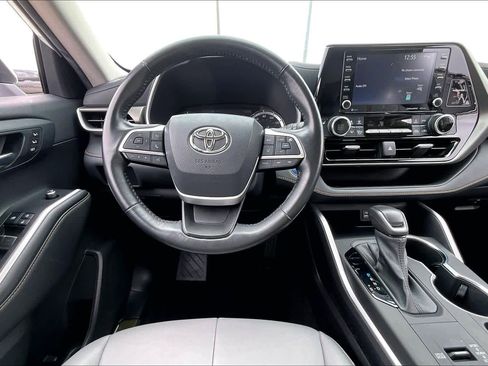 Used 2022 Toyota Highlander Bronze Edition FWD image 6