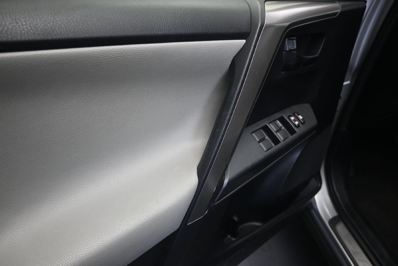 Used 2018 Toyota RAV4 LE FWD image 11